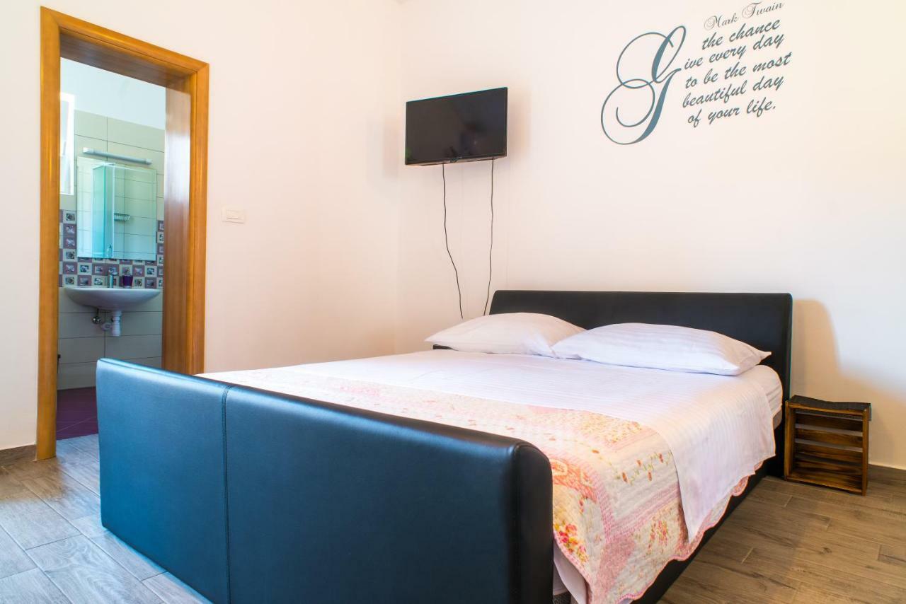 Red Rose Apartment สปลิท ภายนอก รูปภาพ